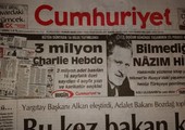 أقدم صحيفة يومية تركية تتحدى السلطات بعد اعتقال صحافييها