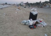 بالصور ... مرتادو ساحل المالكية يشكون تعمد البعض إلقاء النفايات وبقايا الأطعمة