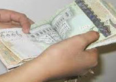 البنك الأهلي في عدن يطرح مبالغ بالدولار في مزاد لتوفير السيولة
