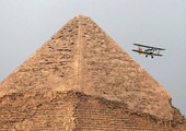 بالفيديو والصور: رالي للطائرات الكلاسيكية يهبط في القاهرة قرب أهرامات الجيزة