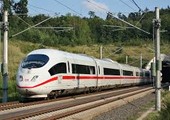 نجاة قائد سيارة صدمها قطار في ألمانيا