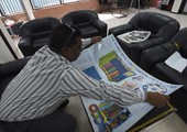 في عصر التجارة الالكترونية... بائع هندي في السعودية يطرق الأبواب مروجا لموسوعات وكتب 