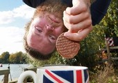 بالفيديو: بريطاني يقفز من ارتفاع شاهق ليغمس بسكويته في فنجان