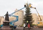 شجرة عيد الميلاد من ألمانيا تتألق أمام قلعة ويندسور في بريطانيا 