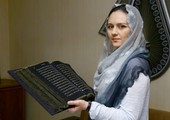بالفيديو والصور: أذرية تخط أول مصحف في العالم على الحرير  