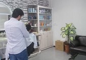 بالفيديو: حلاق مغربي يقص شعر زبائنه بالساطور والمطرقة 