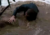 بالفيديو: سعوديان ينقذان سائحاً ألمانياً من الغرق في السيول الجارفة