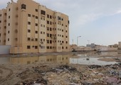 بالصور والفيديو... أهالي مجمع 626 بهورة سند: شققنا الإسكانية محاطة بالمستنقعات فمتى سترصف 