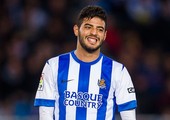 الصحافة الإسبانية تشيد بالمكسيكي كارلوس فيا نجم ريال سوسيداد بعد مباراة برشلونة