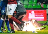 بالفيديو والصور... الألعاب النارية تصيب حارس ليون وتتسبب في إلغاء مواجهة ميتز بالدوري الفرنسي