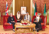 أمير الكويت يبحث مع رئيسة الوزراء البريطانية آخر المستجدات الإقليمية والدولية 