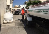 بالفيديو والصور... مواطن يستعين بشاحنة لتزويد خزان مياه منزله بعد انقطاع الماء عن قرية الهملة