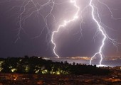 مقتل سائح أمريكي بعد إصابته بصاعقة برق في استراليا