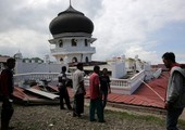بالصور... آلاف الإندونيسيين يحتمون بالمساجد والمباني الحكومية بعد الزلزال
