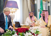 بالصور... العاهل السعودي يبحث مع وزير الخارجية البريطاني العلاقات بين البلدين