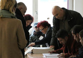 الناخبون في مقدونيا يدلون بأصواتهم في انتخابات برلمانية مبكرة