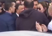 بالفيديو... متظاهرون يعتدون بالضرب على إعلاميين مصريين