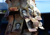 تصاعد الاحتجاجات في فنزويلا على أزمة السيولة النقدية وتقارير عن مقتل ثلاثة 