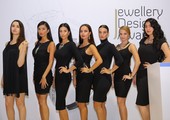 بالصور: المصممة مها السباعي تكرم الفائزين في أسبوع دبي للمجوهرات