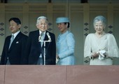 إمبراطور اليابان يحتفل بعيد ميلاده ويلمح إلى التنازل عن العرش