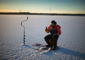 بالصور...صيد السمك من بحيرة متجمدة في فنلندا