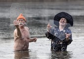 بالصور: الآلاف يغطسون في المياه الباردة في هولندا وفرنسا احتفالا بالسنة الجديدة 