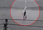 بالفيديو... صاعقة تباغت شابة برازيلية وتضربها على الشاطئ