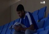 بالفيديو.... طالب يراجع مقرراته الدراسية أثناء سير المباراة