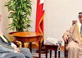 محمد بن مبارك يستعرض تعزيز العلاقات مع السفير الكويتي 
