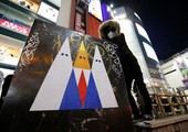 بالصور: فنان جرافيتي ياباني يرسم ملصقا يستهدف ترامب 