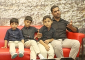 ﻿أطفال رجاء يختبئون خلف عباءتها لشم رائحتها...وصغيرهم ينام على سريرها بعد أن خطفها السرطان