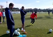 بالفيديو... ريفالدو يعلم شباب برشلونة أسرار الركلات الحرة