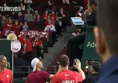 بالفيديو... لاعب تنس يقذف الحكم بالكرة في عينه دون قصد