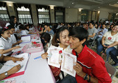 الحكومة التايلندية توزع رزما لتعزيز الخصوبة بمناسبة عيد الحب