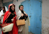 مصممو الموضة في تونس يعيدون الحياة إلى الأزياء التقليدية
