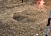 بالفيديو... فتحة تصريف مياه تعطل شارعاً بعالي... والأمطار تزيد المشكلة