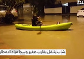 بالفيديو... مواطن يمنح ولده فرصة تجربة قيادة قارب بتساقط الأمطار بالكورة