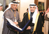 بالفيديو... رئيس مجلس الأمة الكويتي يتسلم نسخة من كتاب 