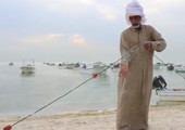 بالصور...بحاران بحرينيان يشدان شباك الصيد قبل الدخول لصيد الأسماك في بحر المالكية