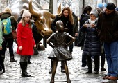 بالصور: تمثال لفتاة تنظر بتحد لثور... تعبير عن احتجاج المرأة الأميركية العاملة 