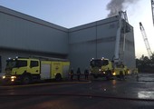 البحرين : بالصور... اندلاع حريق بأحد المستودعات بمنطقة ميناء سلمان
