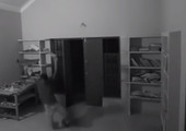 بالفيديو... شبح يهاجم ويسحل شاباً داخل مكتبة