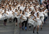 بالصور... راغبو زواج في تايلند يشاركون في سباق عدو للفوز بتكاليف الزفاف