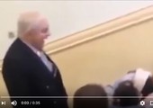 بالفيديو: معلم يوقظ طالبة نامت أثناء الدرس بطريقة غريبة!