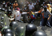 اشتباكات في فنزويلا بين قوات الأمن ومحتجين مناهضين لمادورو