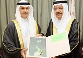 محافظ العاصمة يتسلم كتاب يوثق مسيرة أربعون عاماً من الإنجازات لنادي البحرين للتنس