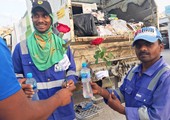 أهالي الدراز يوزعون الورود والماء على عمال النظافة...ويستغربون من تصريح رئيس بلدية 