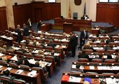 الشرطة في مقدونيا تستخدم قنابل الصوت لتفريق المحتجين أمام البرلمان
