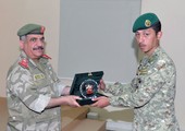البحرين : مدير أركان الحرس الوطني يرعى حفل تخرج إحدى الدورات التأسيسية للضباط 