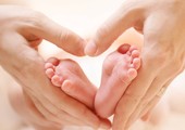 تظاهرت بأنها حامل واشترت طفلة... وأعادتها لأنها خلاسية 
